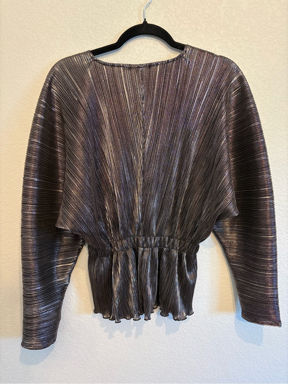 Good American Metallic Plissé Peplum Top Chrome Silver Pleated Blouse Size 1/2 - Picture 13 of 16